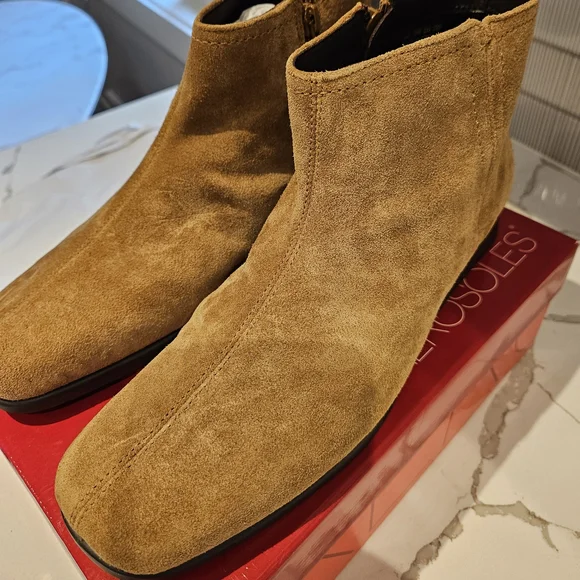 AEROSOLES Tan Suede Ankle Booties 11 W, Brand New - Picture 3 of 8